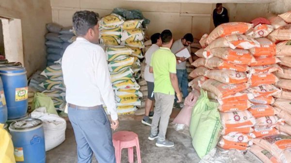 कार्रवाई : सात दुकानों के लाइसेंस निलंबित, खाद गड़बड़ी में प्रशासन सख्त