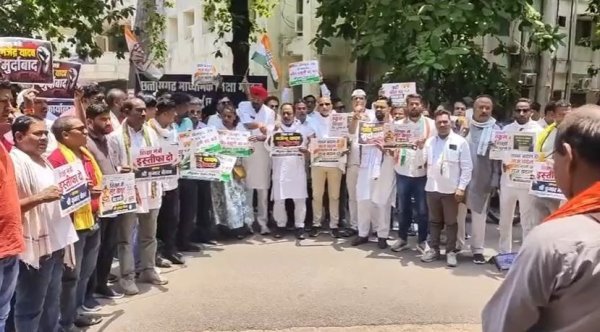 प्रदर्शन : महंगाई के बीच बढ़ी स्कूल फीस, कांग्रेस ने सरकार को दी उग्र आंदोलन की चेतावनी