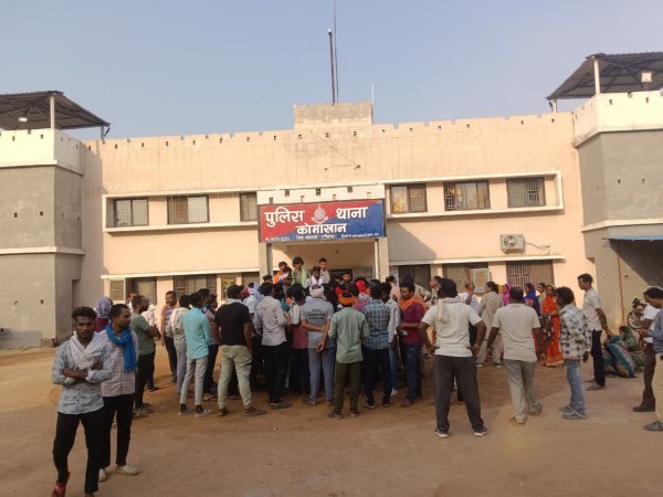 आक्रोश : युवक की मौत के बाद सैकड़ों ग्रामीणों ने थाना घेरा, आरोपियों की गिरफ्तारी की मांग