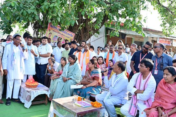 बरगद के नीचे लगी चौपाल, मुख्यमंत्री ने सुनी ग्रामीणों की समस्याएं
