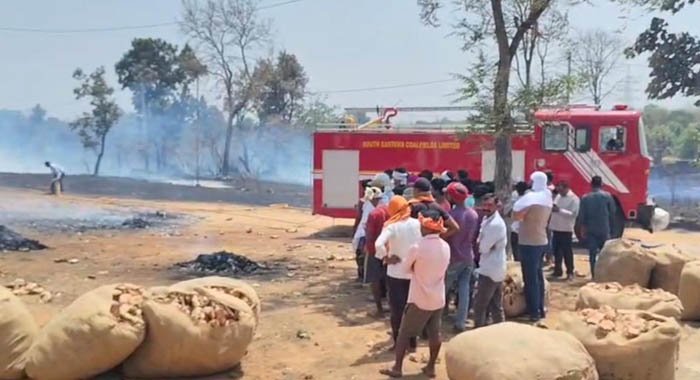 कठौतिया गोदाम में भीषण आग बुझाती फायर ब्रिगेड