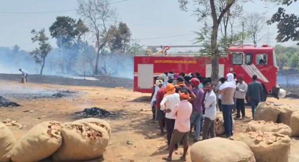 आग का कहर : तेंदूपत्ता गोदाम में भड़की भीषण आग, लाखों की वन उपज जलकर राख