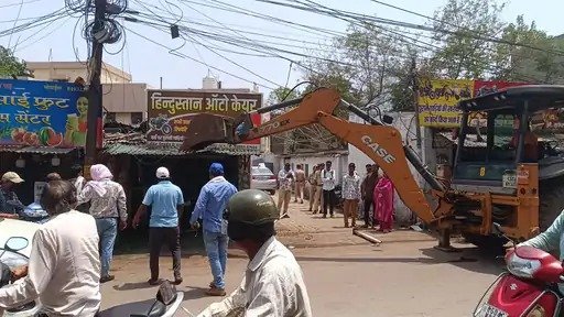 महा-एविक्शन : नगर निगम का बड़ा एक्शन, बुलडोजर ने ढहाए अवैध कब्जे, अब जाम और जलभराव से मिलेगी राहत!