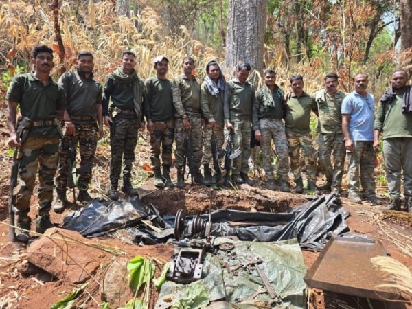 अंतिम प्रहार : माओवादियों का गुप्त हथियार निर्माण कारखाना ध्वस्त, भारी विस्फोटक सामग्री बरामद