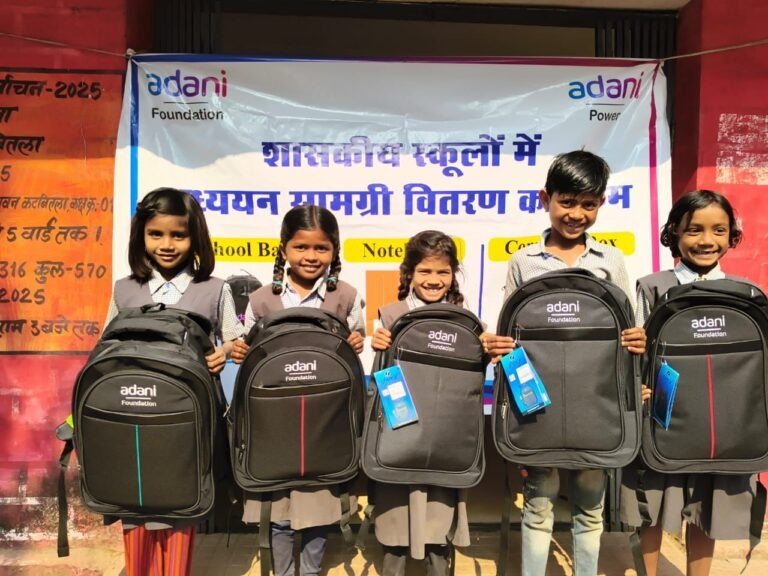 4,200 स्कूल किट्स वितरित
