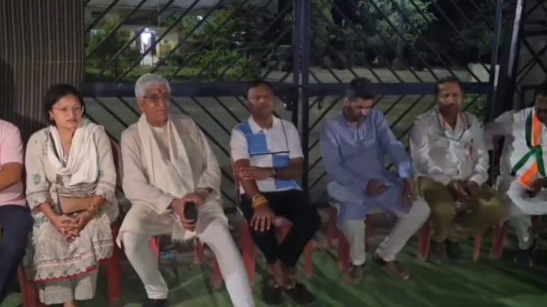 चुनाव में बवाल : आर्म्स एक्ट केस पर गरमाई राजनीति, बिश्रामपुर थाने के बाहर कांग्रेस का प्रदर्शन