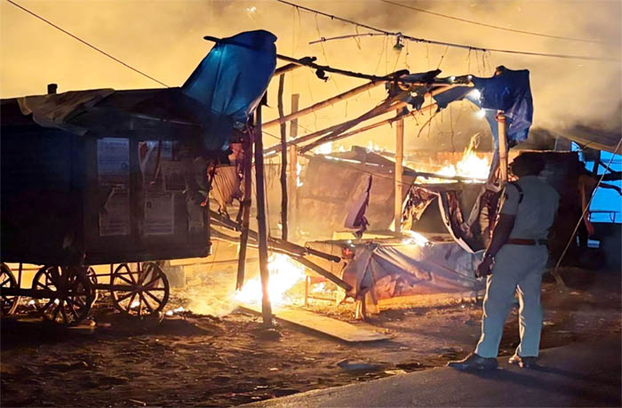 कोरबा बाजार में आग से जली दुकानें।