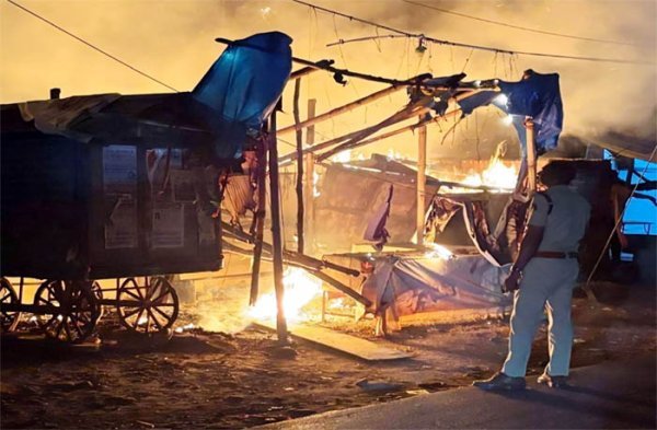 आग का कहर : कोरबा के मुड़ापार बाजार में भड़की भीषण आग, दुकानदारों को भारी नुकसान