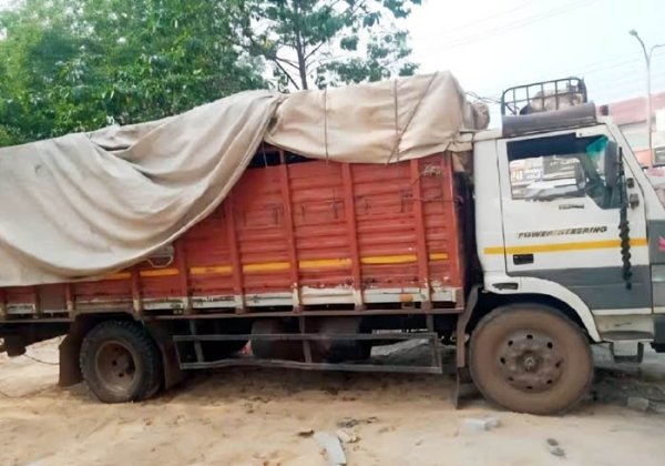 लाखों का कबाड़ जब्त : कबाड़ माफियाओं पर उरगा पुलिस का बड़ा एक्शन, ट्रकों समेत भारी स्क्रैप जब्त