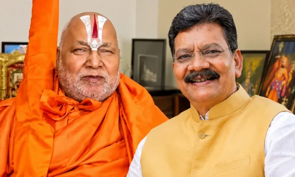 सियासत : रामभद्राचार्य और चरणदास महंत आमने-सामने, बयानबाजी से बढ़ा राजनीतिक तनाव