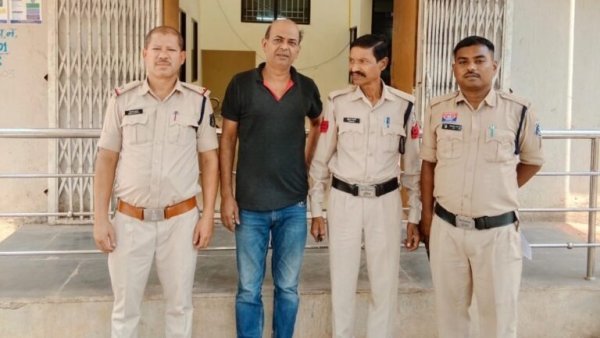 गुप्त अड्डे का भंडाफोड़ : दंतेवाड़ा पुलिस ने घेराबंदी कर जयदेव अग्रवाल को दबोचा, ₹35 हजार से ज्यादा कैश बरामद
