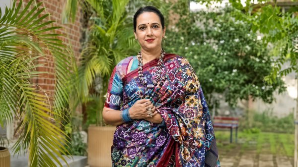 बिखरे इंद्रधनुषी रंग : बड़ौदा की महारानी ने तेलिया रूमाल साड़ी में ढाया कहर, 4 महीने की मेहनत से तैयार हुआ मास्टरपीस