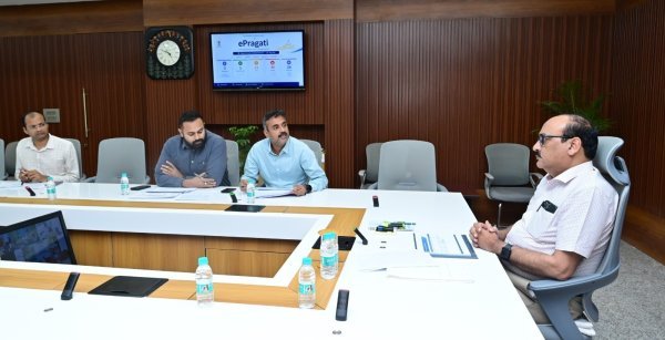समीक्षा बैठक : विकास कार्यों में तेजी के निर्देश, लापरवाही पर कार्रवाई की चेतावनी