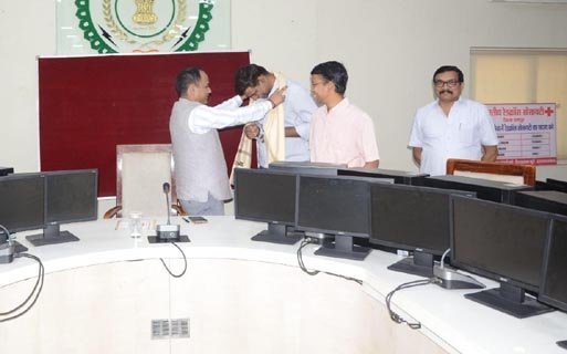 शिक्षा के लिए बढ़ते कदम : एनआईटी रायपुर ने जिला प्रशासन को सौंपे 30 कंप्यूटर सिस्टम