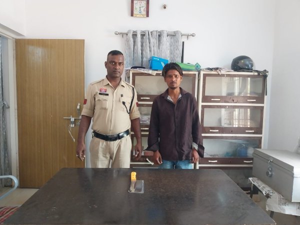 कानून का शिकंजा : हथियार लहराकर डराने वाला युवक गिरफ्तार