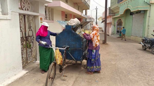 भीषण गर्मी : सफाई मित्र बहनों की पीड़ा उजागर, 45 डिग्री तापमान में भी जारी