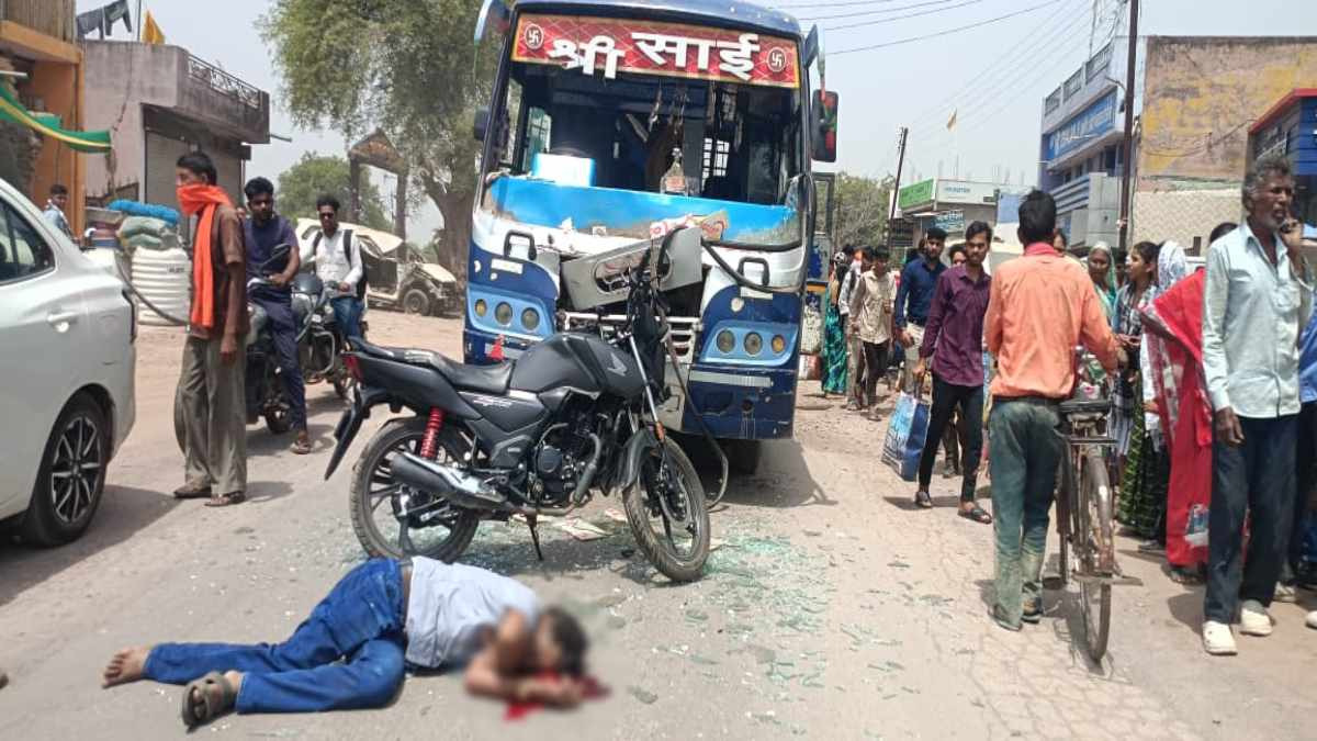 बाइक की भीषण टक्कर के बाद दुर्घटनास्थल पर भीड़ मौहोल