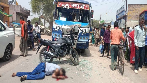 सड़क हादसा : तेज रफ्तार बस से टक्कर में एडिशनल एसपी के चाचा की मौत