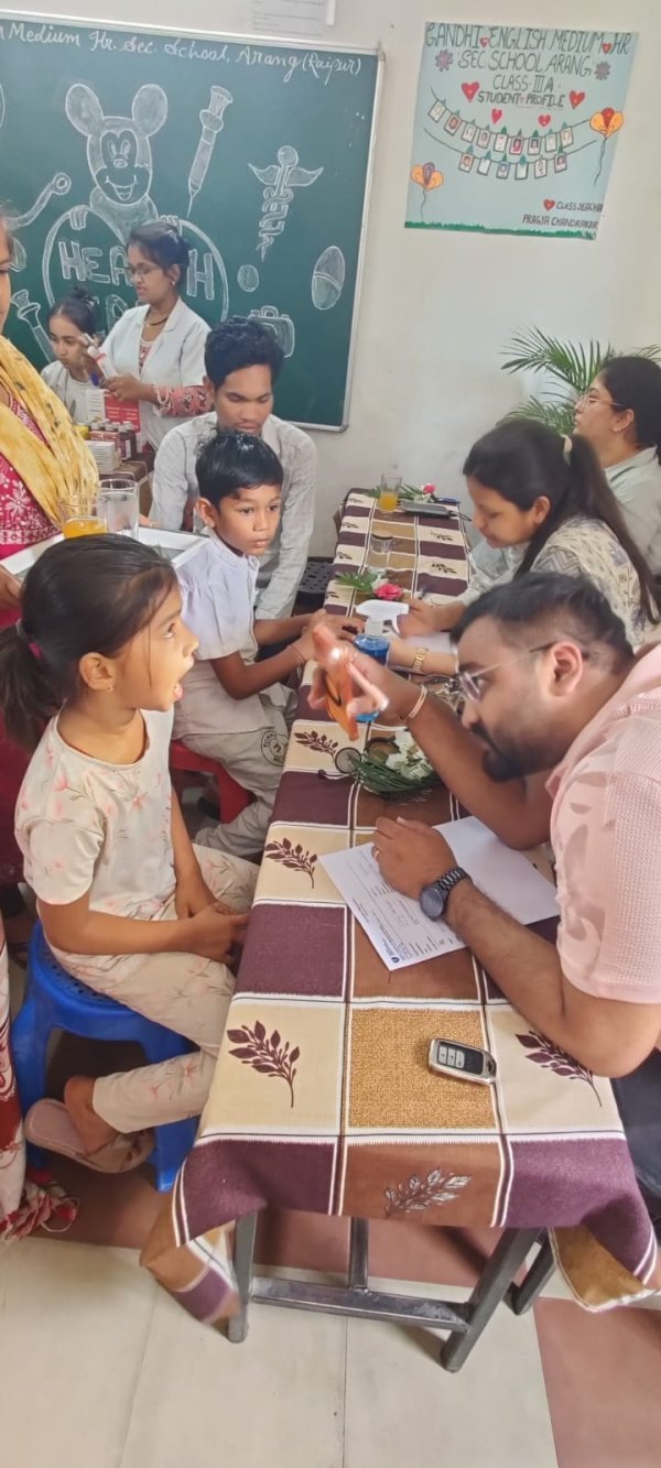 चेकअप शिविर : गांधी इंग्लिश स्कूल में विशेषज्ञ डॉक्टरों की टीम ने किया बच्चों का स्वास्थ्य परीक्षण