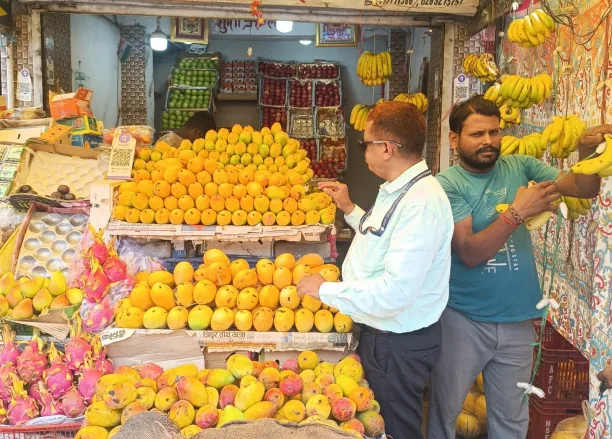 खाद्य सुरक्षा विभाग का फल दुकानों पर निरीक्षण