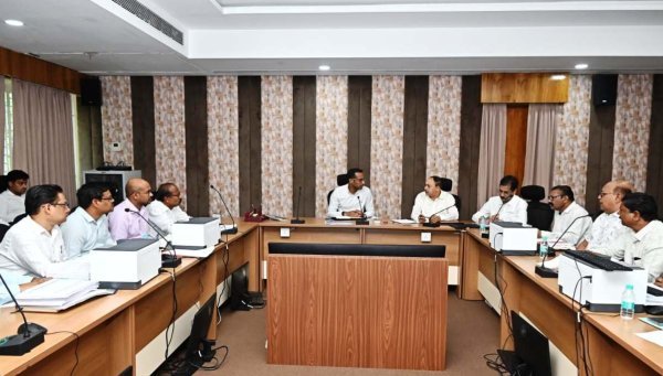 समीक्षा बैठक : पीडब्ल्यूडी सचिव ने ली समीक्षा बैठक, पुल–ओवरब्रिज निर्माण में तेजी के निर्देश