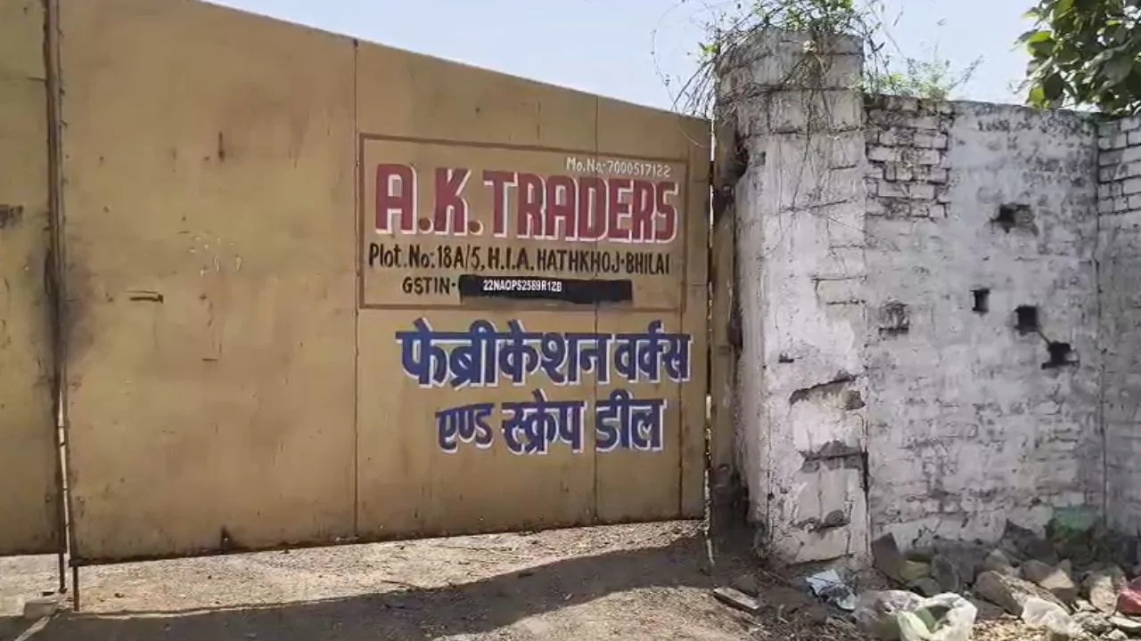 गोदाम में पुलिस छापेमारी