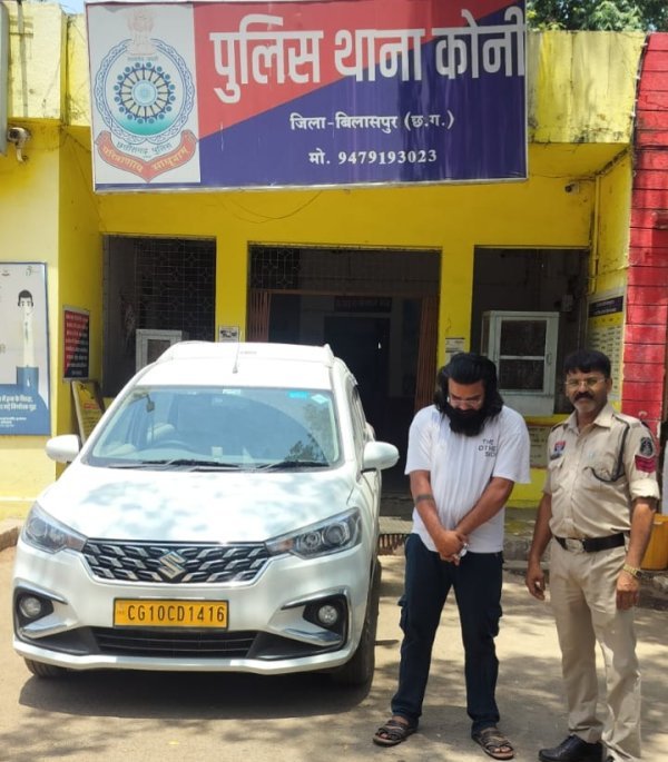सड़क बनी स्टंट स्टेज : आर्टिका कार पर जानलेवा करतब, पुलिस ने दर्ज किया मामला