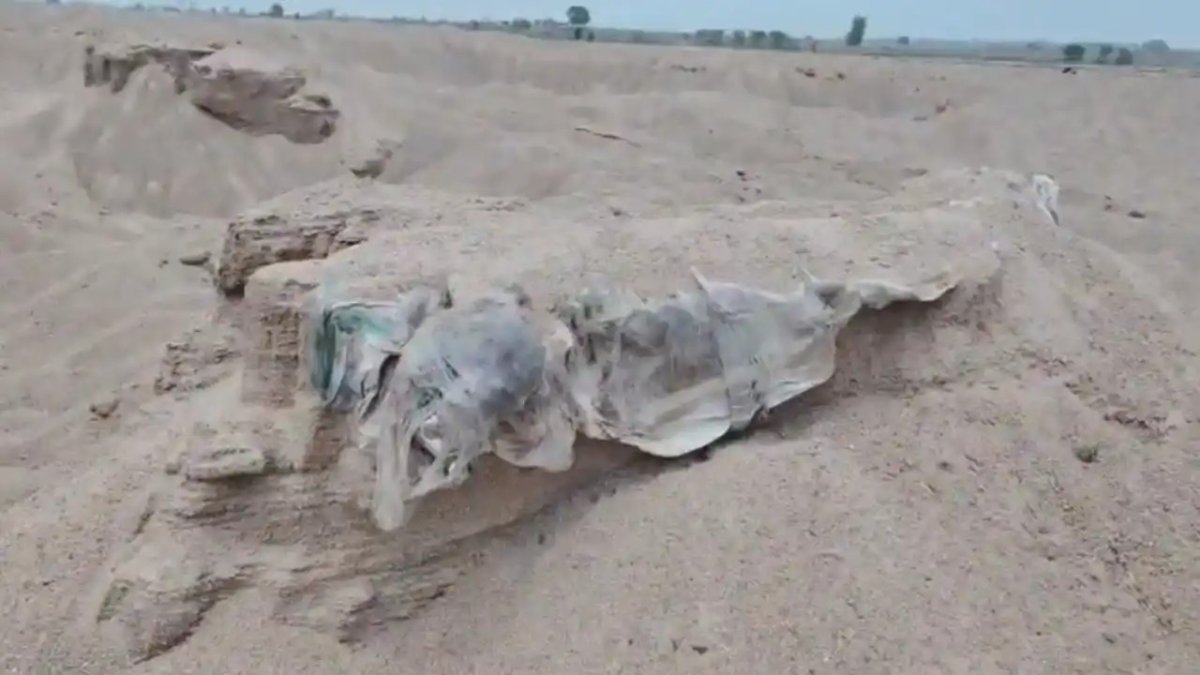 रेत खदान में मिले नरकंकाल