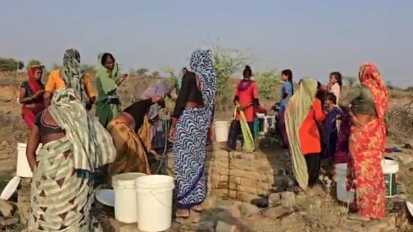दावों की खुली पोल : मुरैना के आदिवासी गांवों में बूंद-बूंद को तरस रहे लोग, 45°C की तपिश में घड़ा ढो रही हैं महिलाएं