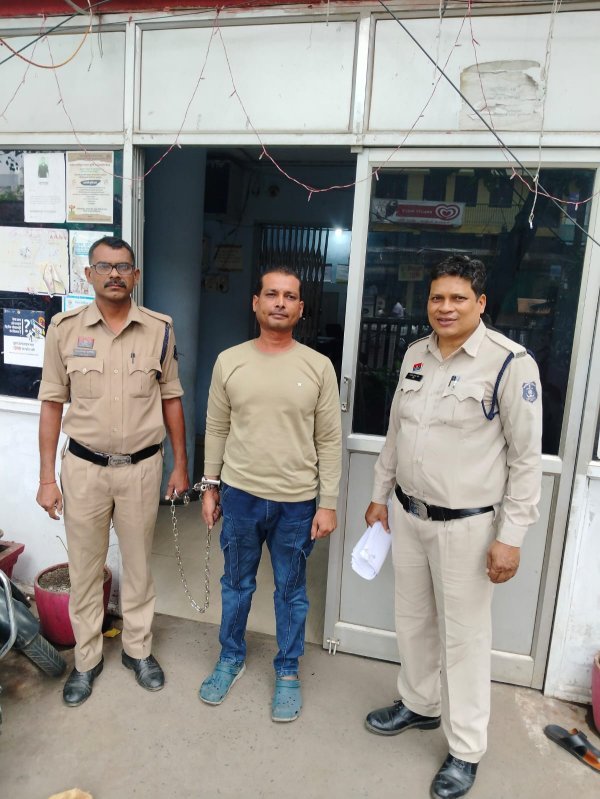 पुलिस रेड : मोबाइल से चल रहा ऑनलाइन सट्टा ध्वस्त, 1.90 लाख की संपत्ति सहित आरोपी गिरफ्तार
