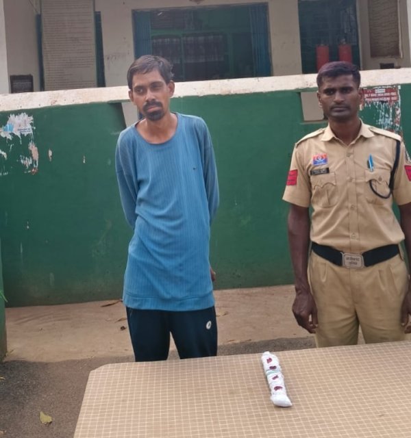 पुलिस का शिकंजा : गांव में चाकू लहराकर लोगों को डरा रहा था युवक, पुलिस ने तुरंत किया गिरफ्तार
