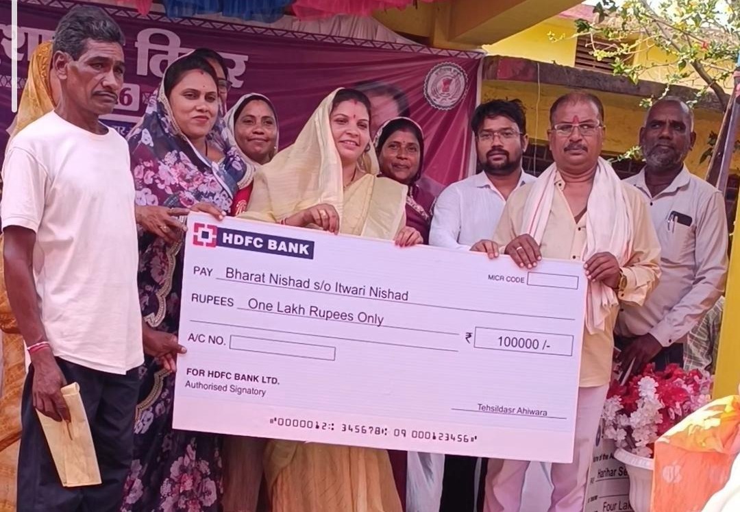मत्स्य पालक को ₹1 लाख का चेक दिया गया