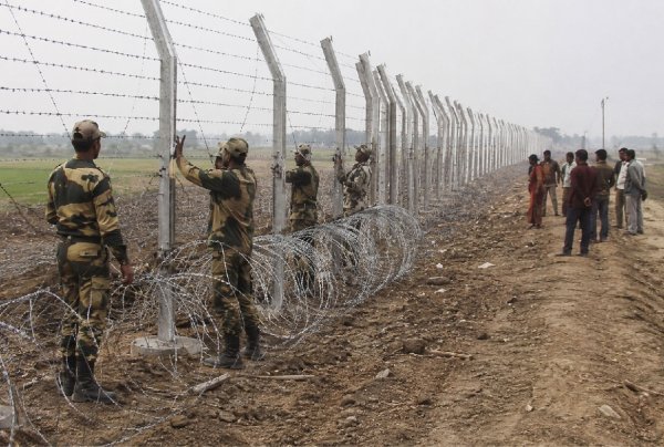 सीमा सुरक्षा :  BSF पश्चिम बंगाल में भारत-बांग्लादेश सीमा पर फेंसिंग कार्य तेज
