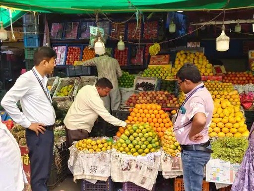 कार्रवाई : रायपुर में 52 फल दुकानों पर छापा, भारी मात्रा में खराब फल जब्त