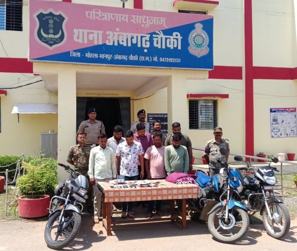 पुलिस का शिकंजा : घने जंगल में चल रहे जुए के अड्डे पर 8 आरोपी गिरफ्तार, लाखों का सामान जब्त