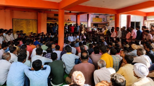 युवक की हत्या के बाद गांव में आक्रोश : आमसभा में उठी अवैध शराब और गांजा कारोबार पर रोक की मांग