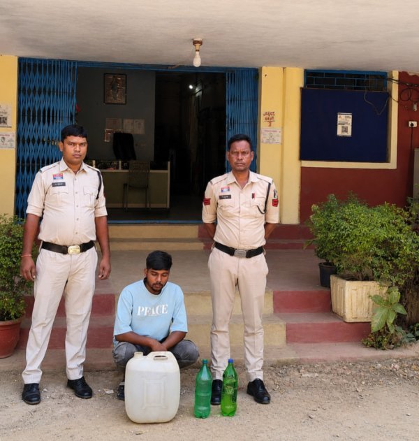 ऑपरेशन आघात का प्रहार : अवैध महुआ शराब कारोबार पर पुलिस की ताबड़तोड़ कार्रवाई, आरोपी गिरफ्तार