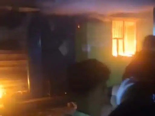 भीषण आग : रायगढ़ में बैंक बना आग का गोला, घंटों की मशक्कत के बाद बुझीं लपटें