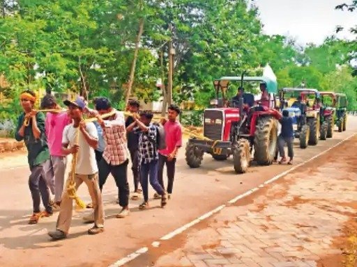 बस्तर में हाहाकार : जब खेत छोड़ सड़क पर उतरे अन्नदाता, 5 KM रस्सी से ट्रैक्टर खींचकर जताया अनोखा विरोध