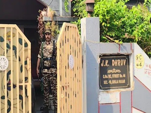 जमीन घोटाला : जेल में बंद रिटायर्ड IAS जेके ध्रुव के निवास समेत 3 ठिकानों पर ED की बड़ी दबिश