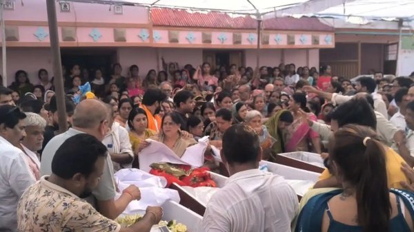 काल बनी खाई : भिलाई के हंसते-खेलते परिवार का सामूहिक अंतिम संस्कार, एक साथ उठीं चार अर्थियां तो रो पड़ा पूरा गांव