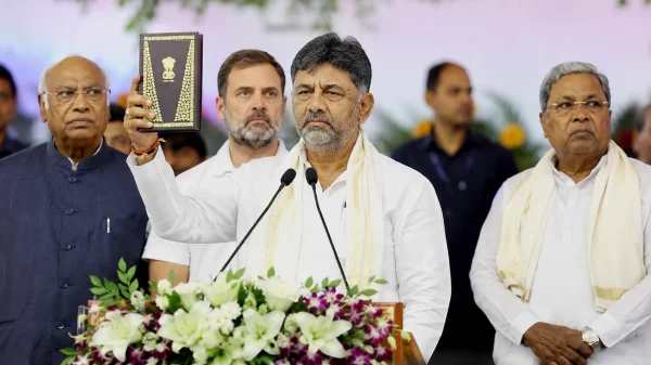 कर्नाटक में शिव राज : डीके शिवकुमार ने हाथ में संविधान लेकर ली मुख्यमंत्री पद की शपथ, परमेश्वर बने डिप्टी सीएम