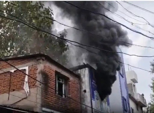आग का तांडव : रायपुर में आग से मची अफरा-तफरी, दमकल की तत्परता से बचीं आसपास की दुकानें