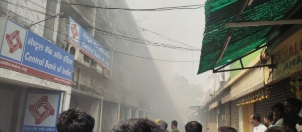 रायपुर में भड़की आग : बॉम्बे मार्केट के सेंट्रल बैंक जोनल ऑफिस में भीषण अग्निकांड, मची अफरा-तफरी