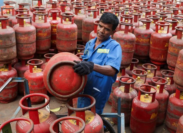 महंगाई का बड़ा झटका : रसोई गैस फिर ₹29 महंगी, कई शहरों में ₹1000 के पार निकला बजट!