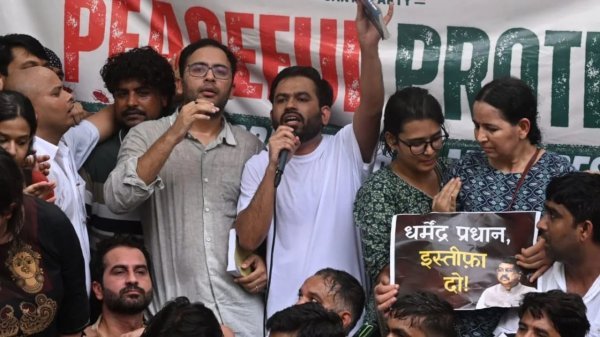 आर-पार : जंतर-मंतर पर कॉकरोच जनता पार्टी का महाप्रदर्शन, शिक्षा मंत्री को मिला 5 दिन का अल्टीमेटम!