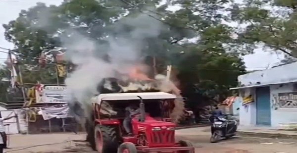 आग का तांडव : चिंगारी से धधकी पैरा लदी ट्रॉली, समय रहते टला बड़ा हादसा