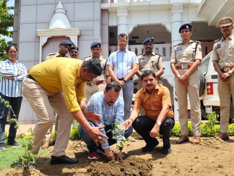 डीआईजी रामकृष्ण साहू पौधारोपण करते हुए