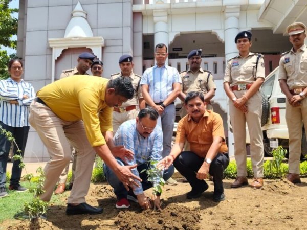 अनोखी मिसाल : डीआईजी रामकृष्ण साहू ने पौधारोपण कर बांटा हरियाली का संदेश