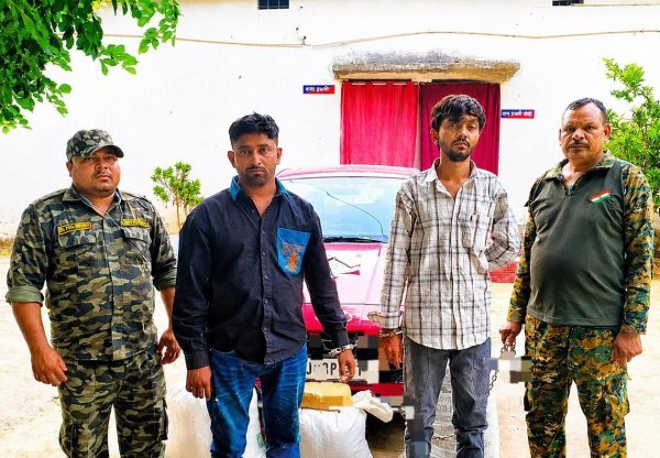 पुलिस का बड़ा एक्शन : 44 किलो गांजा, कार और नकदी समेत 15 लाख की जब्ती